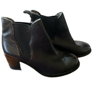 Sam Elderman size 7 black 2 inch ankle boot